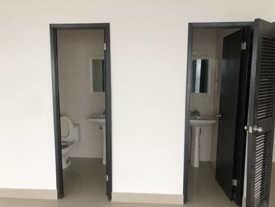 Spacious office ready for remodel in Revolution Tower Calle 50 Panama City