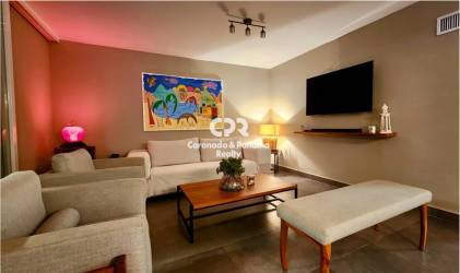 Bright kitchen with granite countertops, wood cabinets, breakfast bar PH Las Islas Villa Iguana Panama