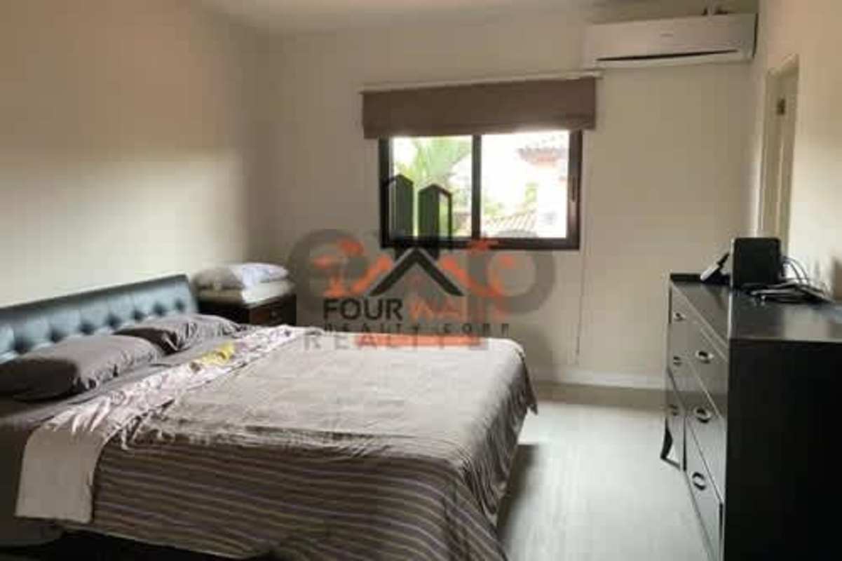 Large master bedroom with windows, AC, neutral tones, and natural light in Versalles Juan Diaz Panama