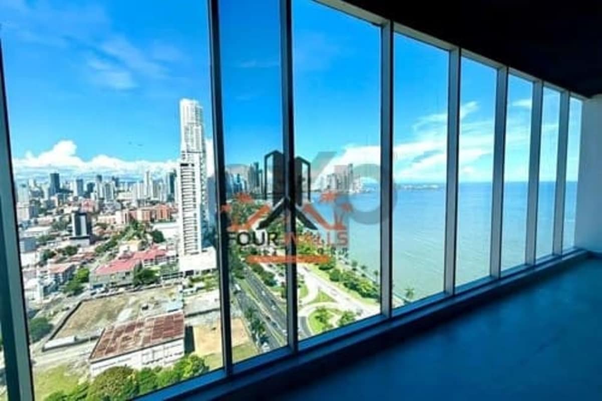 Interior open space featuring floor-to-ceiling windows with stunning ocean and city skyline views from PH Torre Interplus Bella Vista