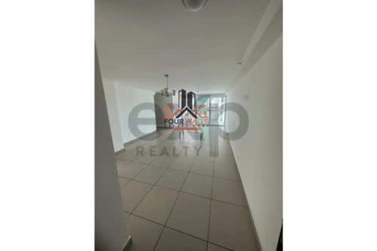 Bedroom with private bathroom and built-in closet in PH Kings Park Condado del Rey Panama