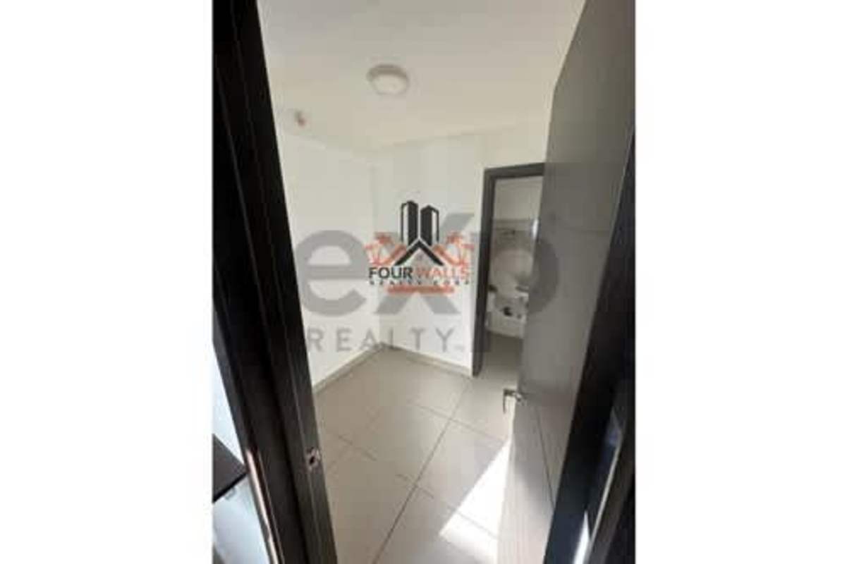 Modern bathroom with glass shower and tile finishes PH Kings Park Condado del Rey Panama