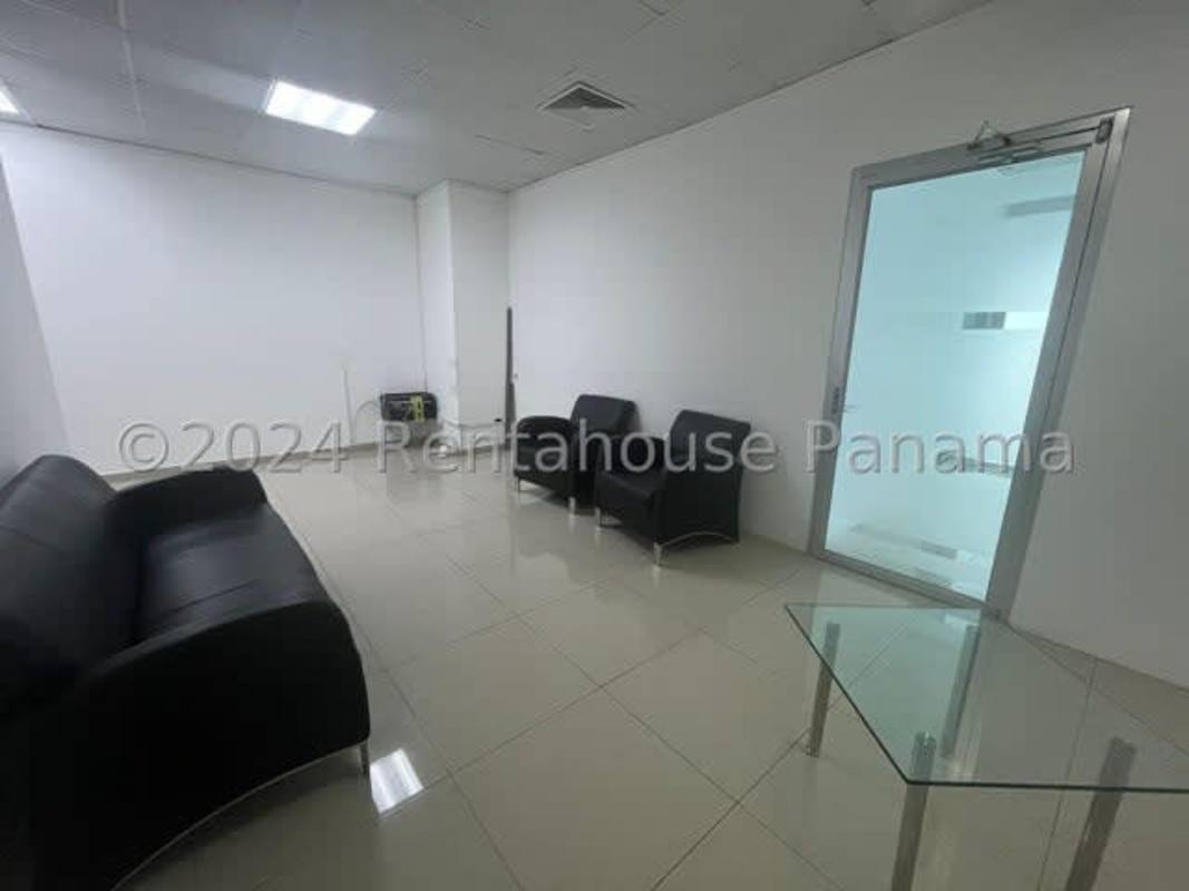 Modern bathroom with blue tile accents in Torre Global office Panama