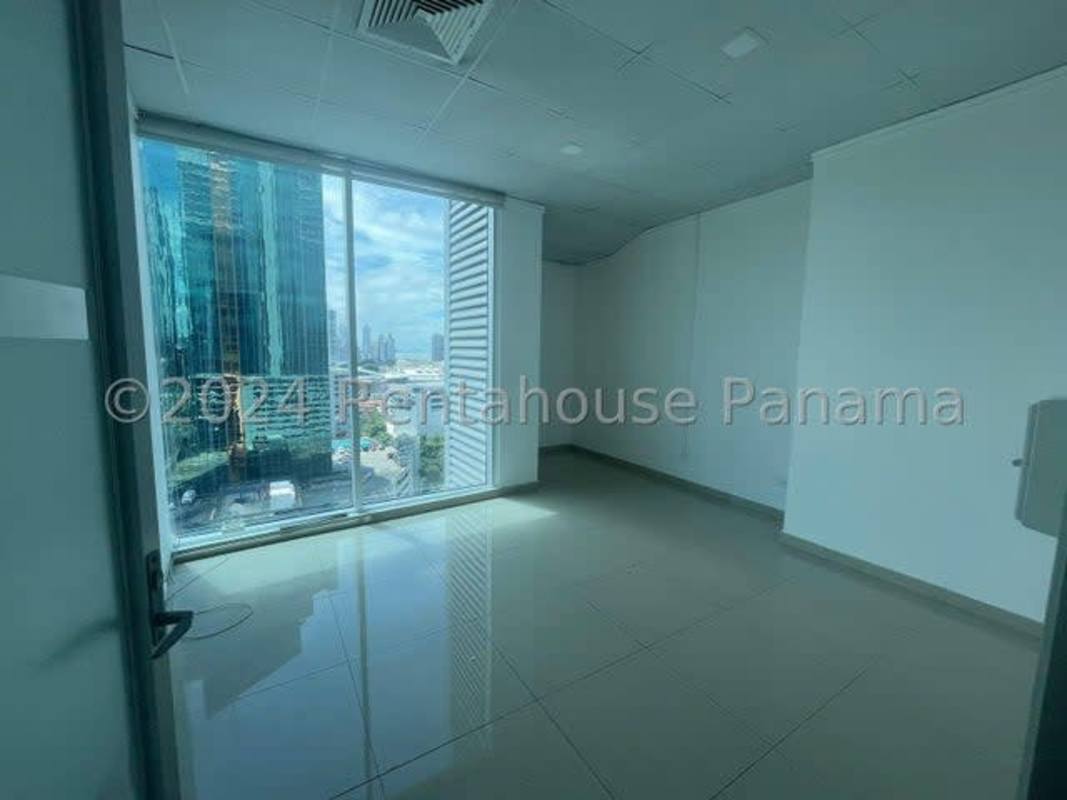 Open office with floor-to-ceiling windows and skyline views Torre Global Panama