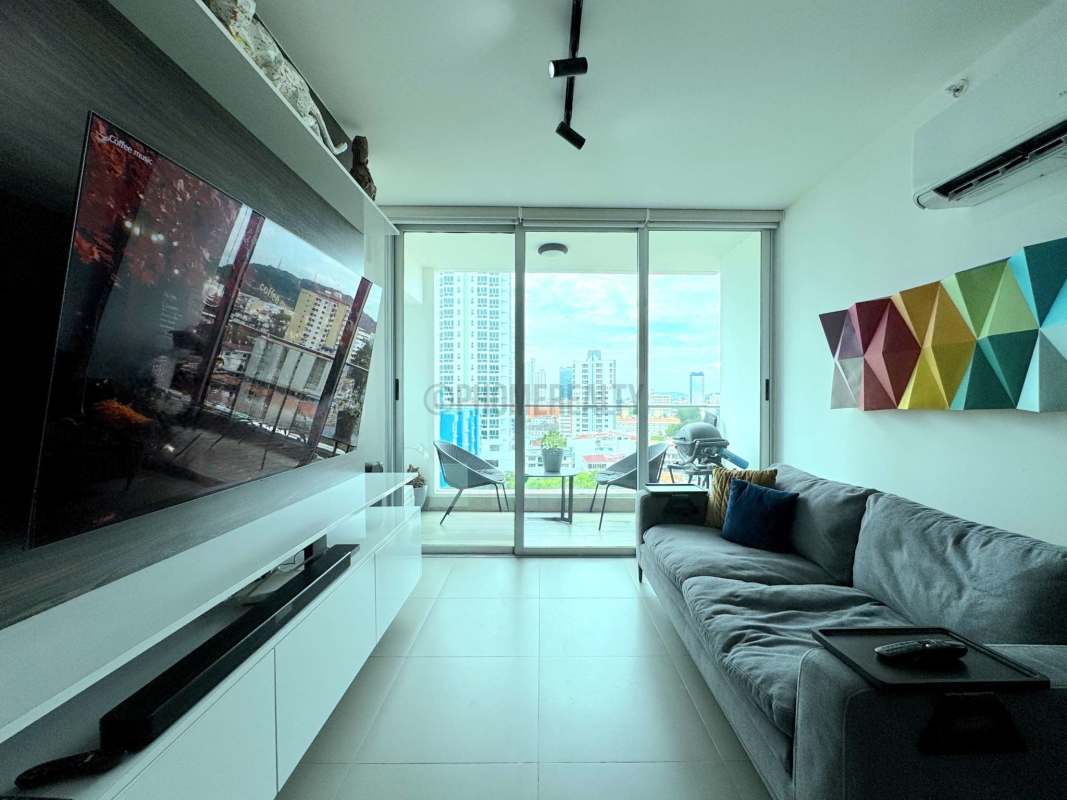 Bright master bedroom with ensuite bath and city view in PH Bella Vista Tower Panama