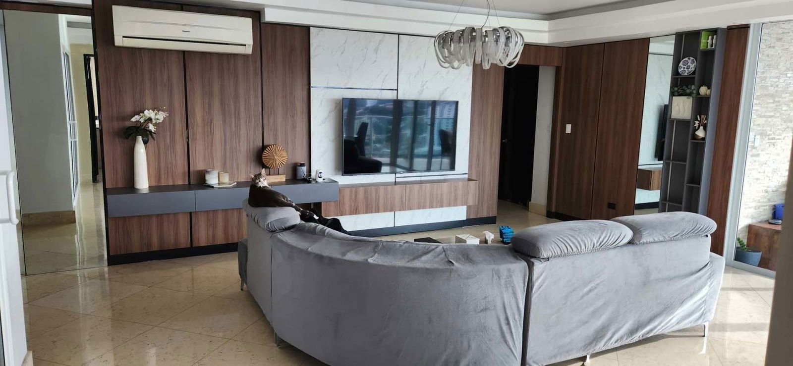 Elegant living room with panoramic city views, floor-to-ceiling windows, and modern finish in PH Hato Pintado Panama