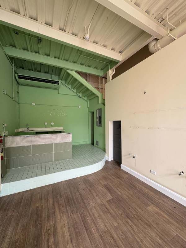 Interior retail unit with raised tiled platform, exposed beams, air conditioning Plaza SF69 San Francisco.