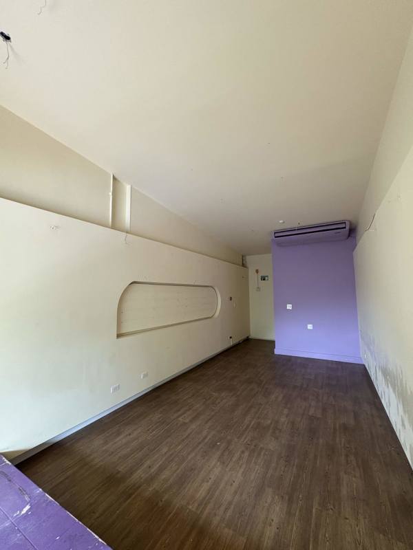 Interior room with cream walls, lavender accent wall and AC unit in Plaza SF69 San Francisco Panama.