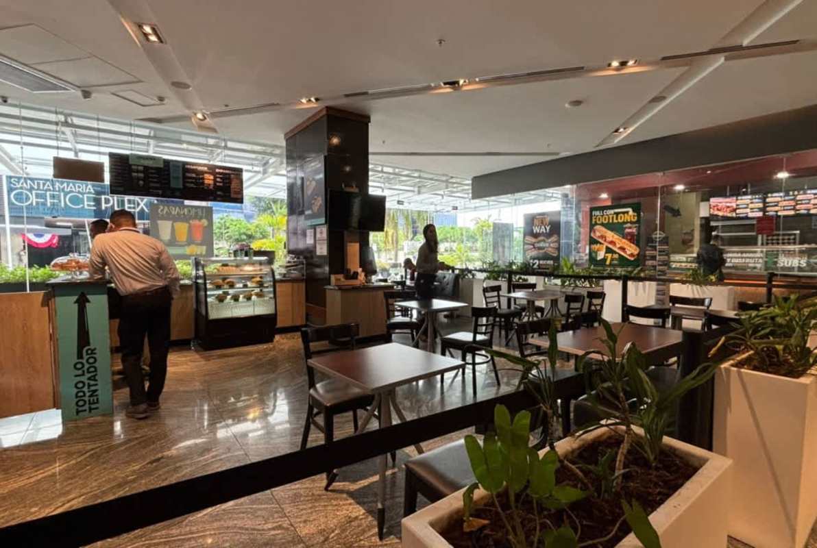 Large reception lobby with marble floors, vertical greenery PH Torre Arifa Santa María Panama