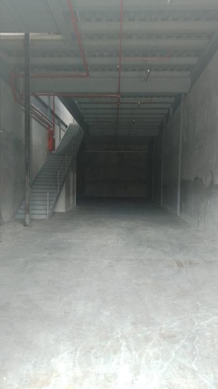 Mezzanine office overlooking large warehouse interior in Juan Díaz Panama