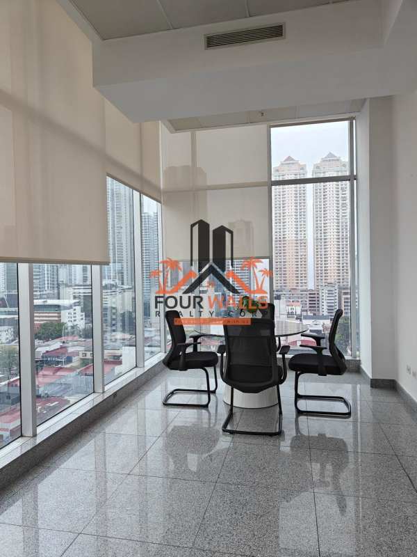 Conference meeting room with panoramic city view and modern furniture in PH Habitats Plaza Panama