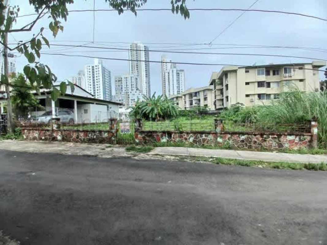 Corner lot with stone wall and apartment buildings ideal for investment Panama City