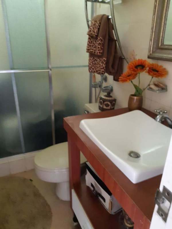 Modern bathroom with vessel sink, frosted glass shower doors, decorative accents in PH La Alameda Panama City