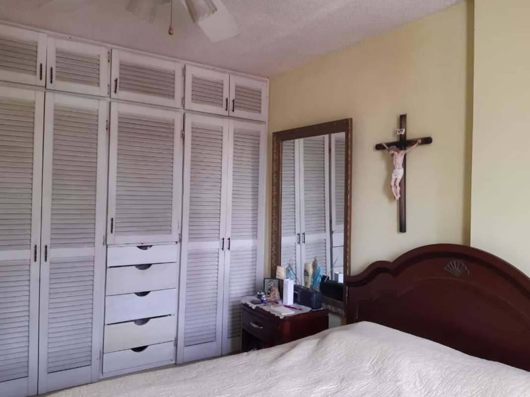 Bright bedroom with built-in closets, crucifix and ceiling fan PH La Alameda Villa de las Fuentes Panama