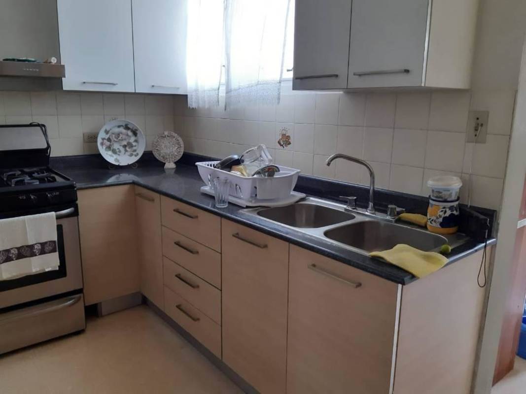 Contemporary kitchen with gas stove, double sink, window and cabinets PH La Alameda Villa de las Fuentes