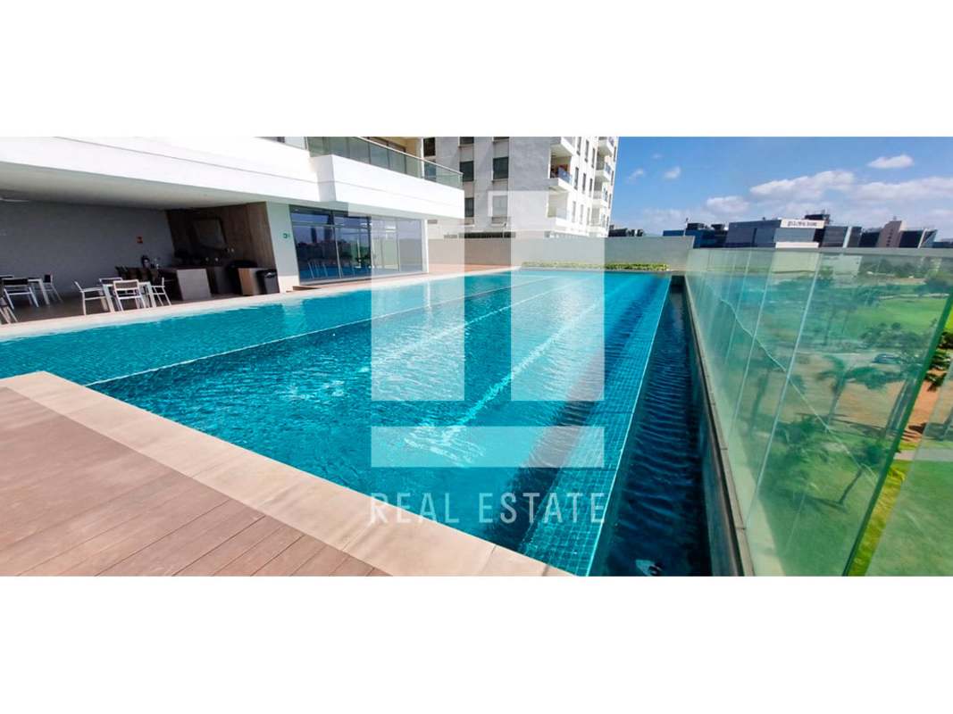 Private balcony terrace with panoramic golf course and Panama City skyline views in PH Green Garden