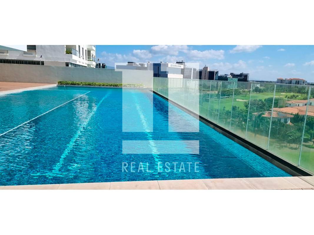 Infinity rooftop pool with glass railing and skyline views PH Green Garden Santa Maria