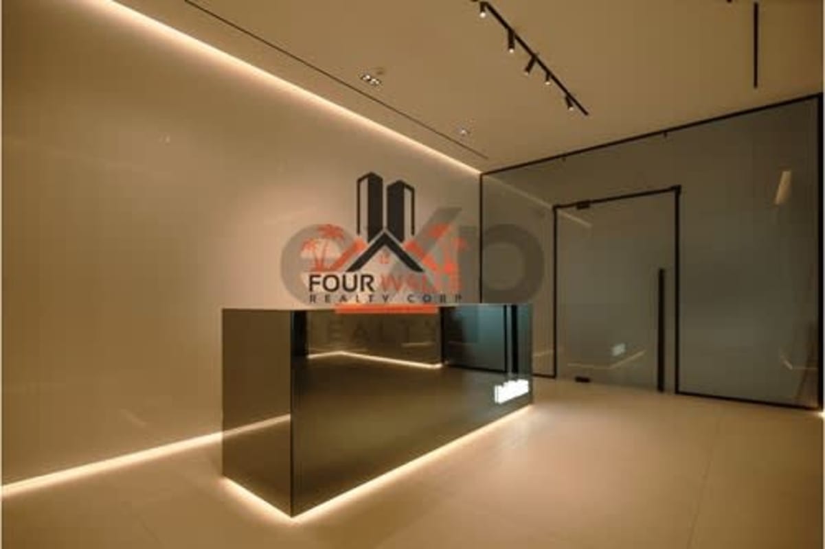 Unfinished open-plan commercial space with panoramic city skyline floor-to-ceiling windows at Nuovo Plaza Armani Obarrio