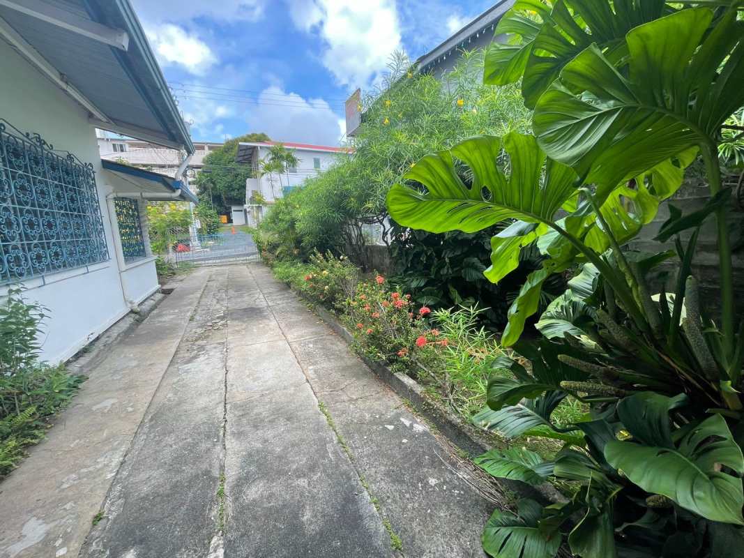 Spacious tiled room inside commercial property in San Francisco for rent