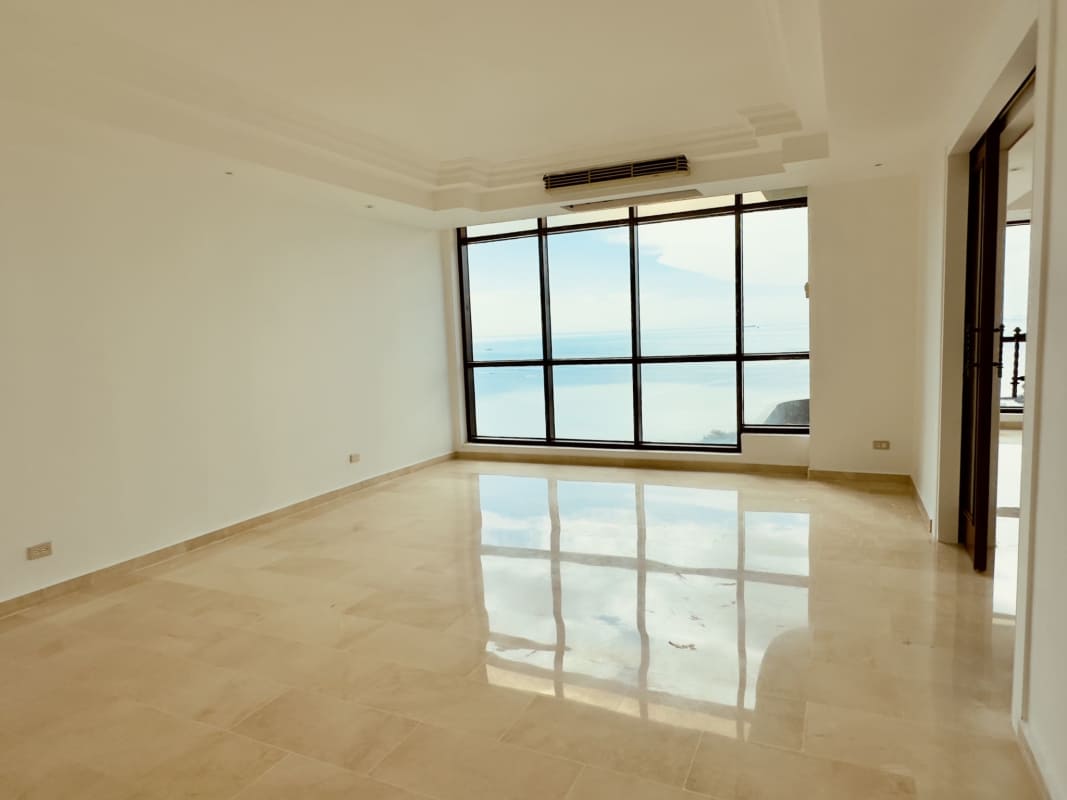 Modern apartment corner windows with sweeping ocean bay city views PH Miramar Plaza Avenida Balboa Panama