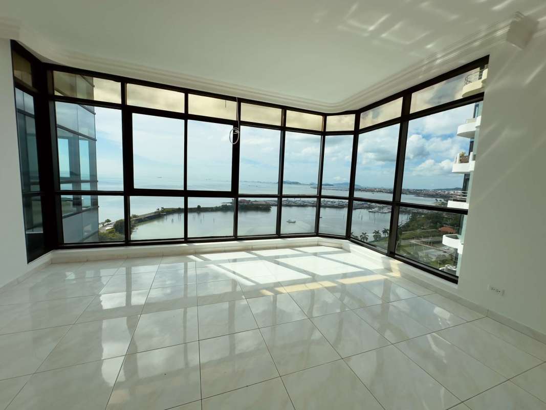 Floor-to-ceiling corner windows showing ocean and Panama skyline at PH Miramar Plaza