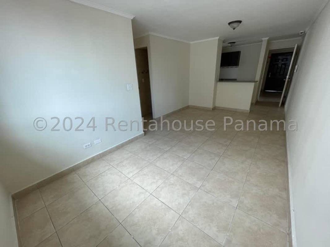 Bedroom with built-in closet and large window PH Las Palmeras Río Abajo Panama City