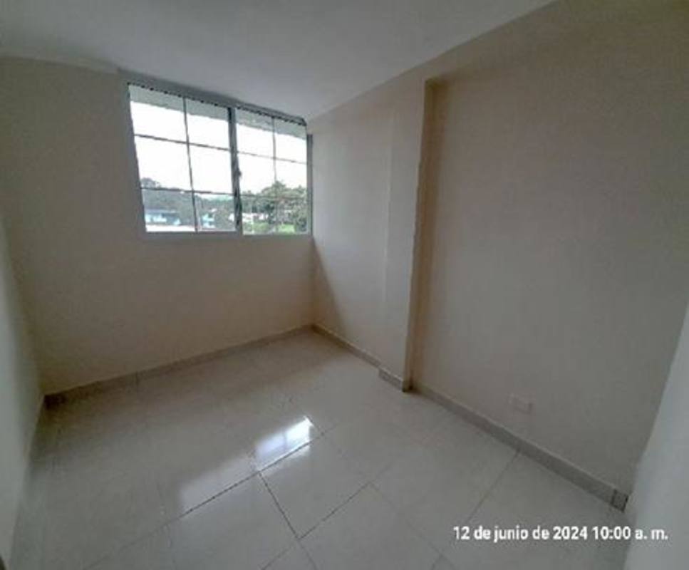Living room with ceramic tile floor and neutral decor PH Multifamiliar Betania Panama