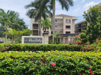 Spacious walk-in closet with built-in shelves River Valley Panama Pacífico apartment