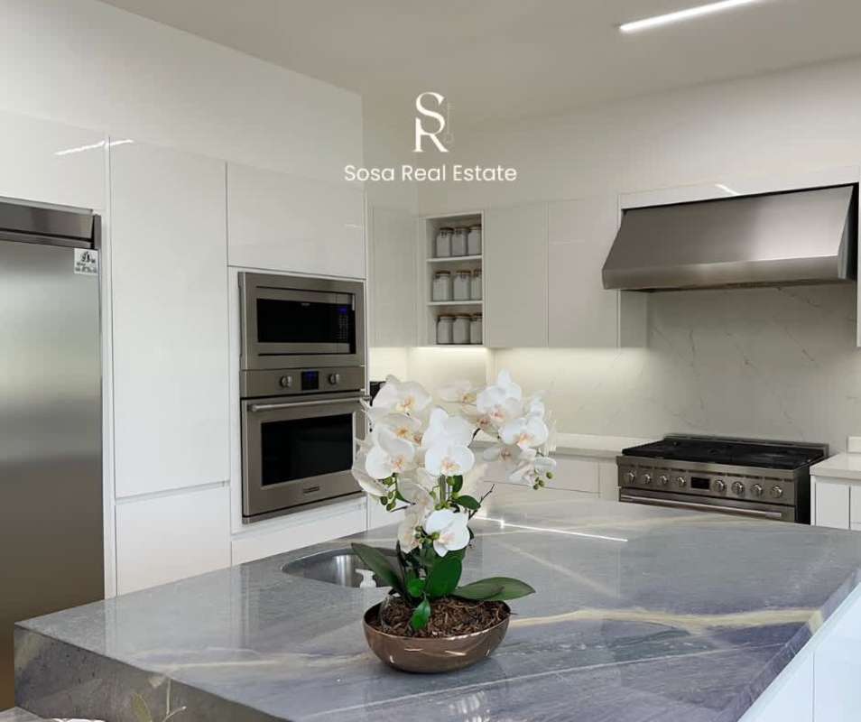 Private swimming pool, jacuzzi, lush gardens, tropical oasis luxury house Costa del Este Panama City