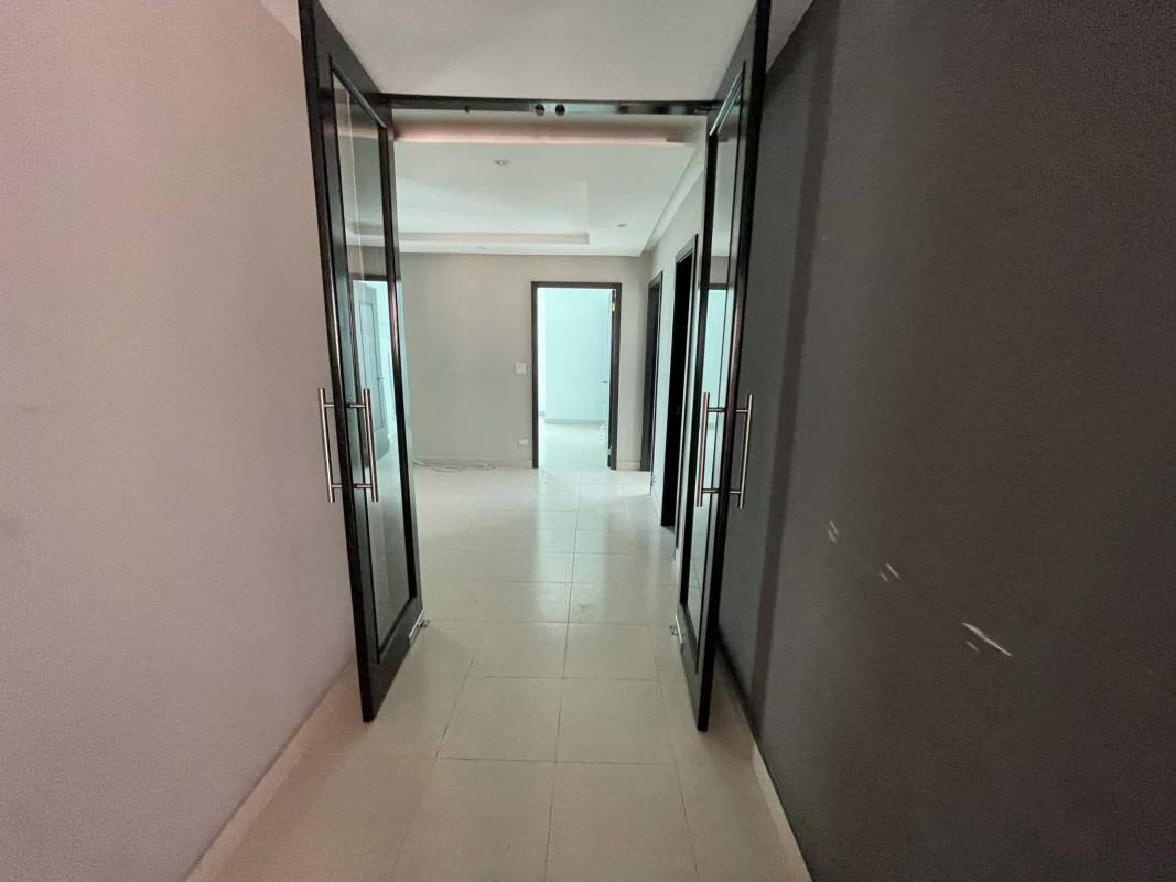 Bright second bedroom with large windows and closet in PH Tao Panama