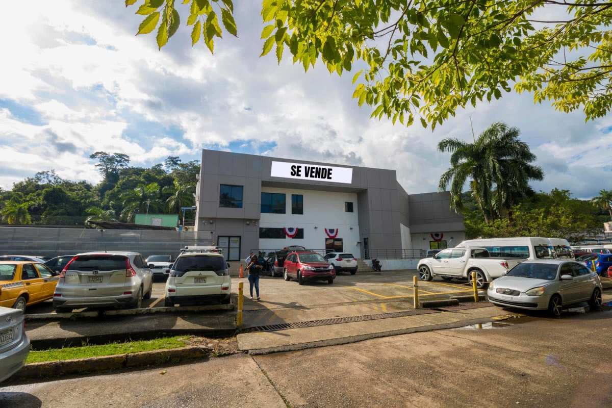 Spacious conference meeting room with office chairs and projector Albrook Panama