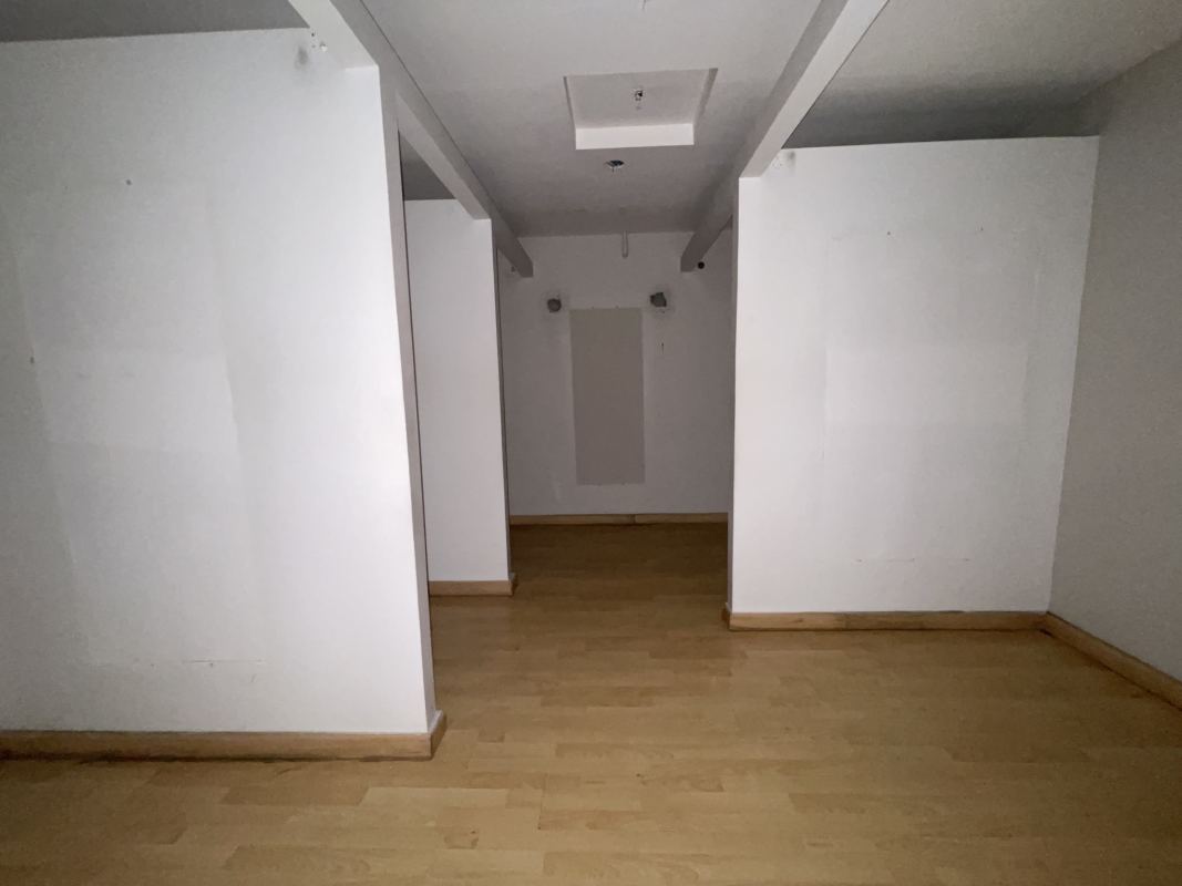 Partition interior space with laminate flooring at PH Plaza El Cangrejo Panama for rent