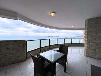 Modern curved balcony with glass railing overlooking the Pacific Ocean in PH Crillon Paitilla