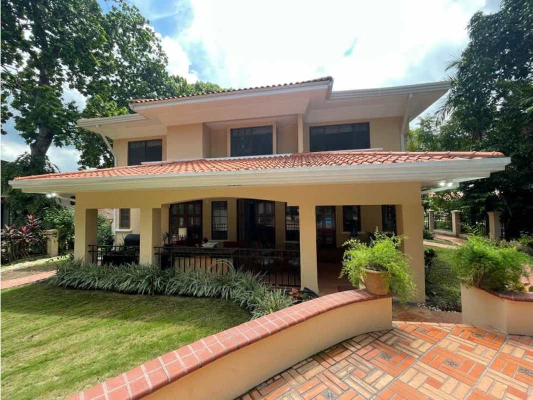 Elegant dining room with large table, natural light PH Camino de Cruces Panama