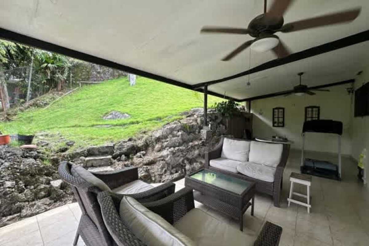 Spacious bedroom with closet, AC, ceiling fan in Betania Los Ángeles house