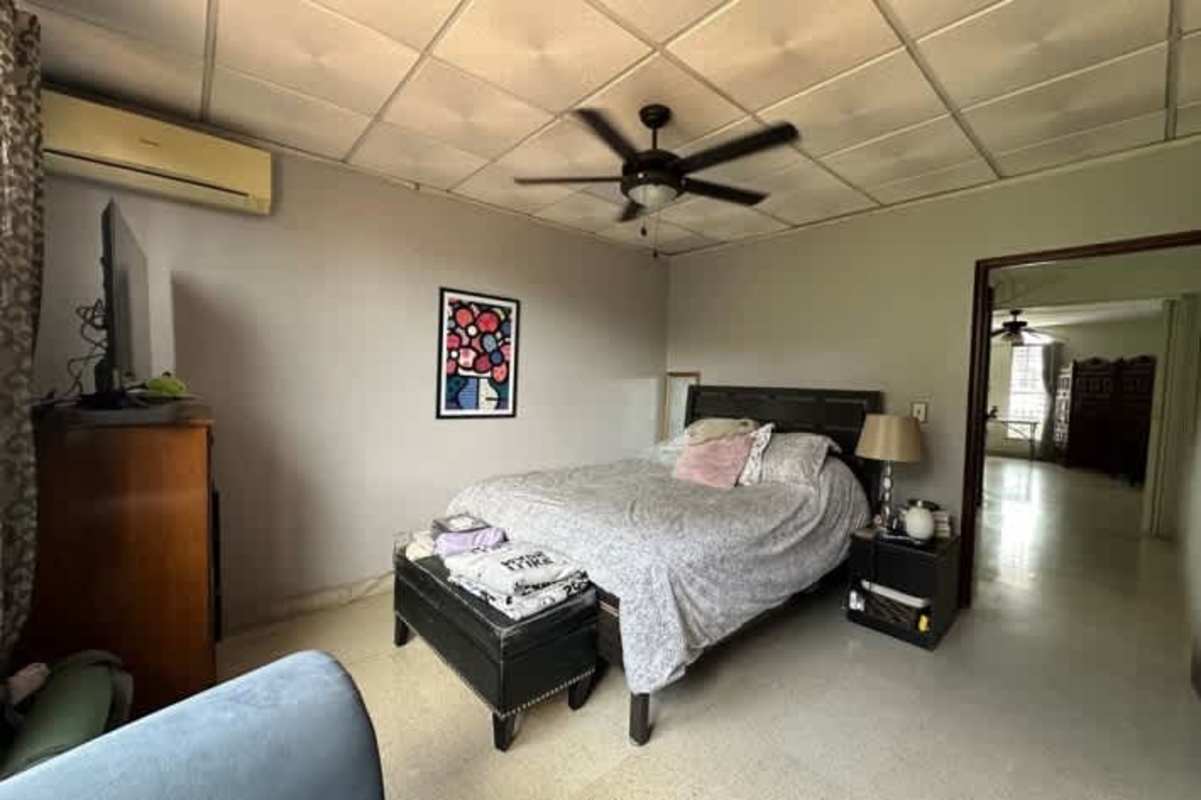 Multipurpose space with natural light and shelving Betania Los Ángeles Panama