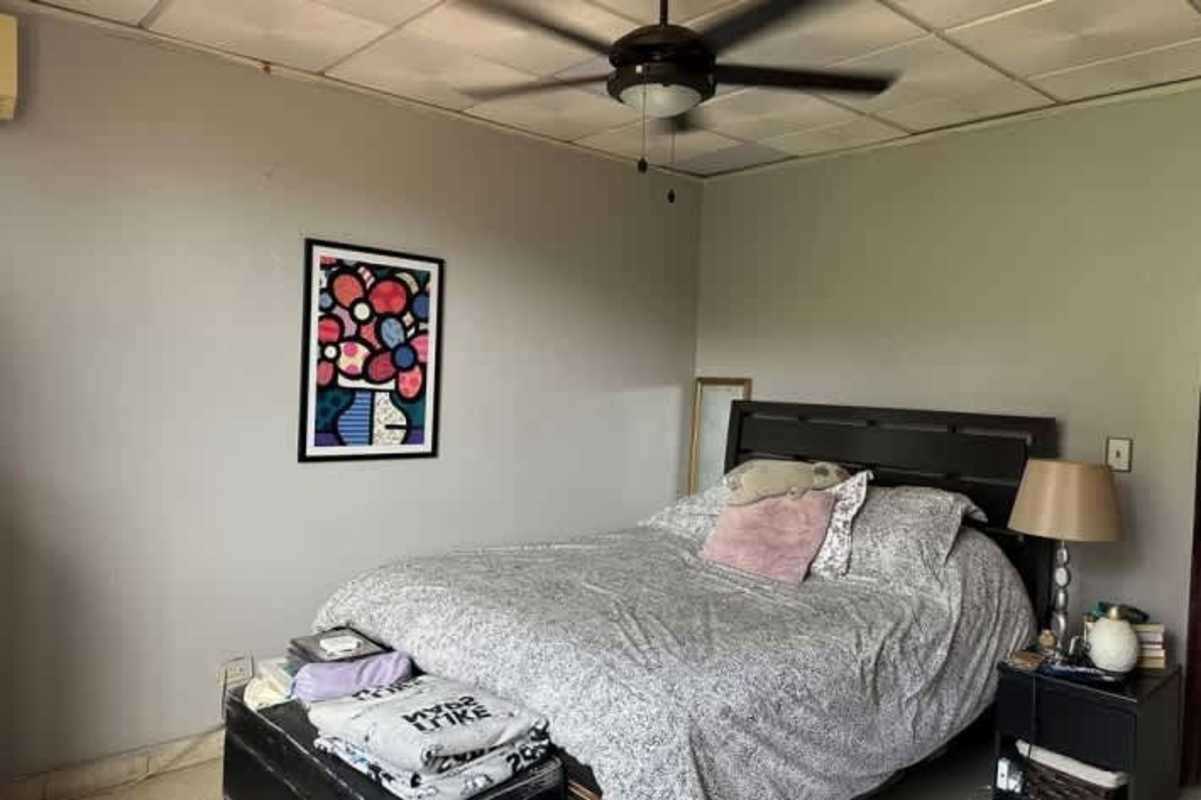 Bedroom with wooden closet, AC and natural light Los Ángeles Betania house