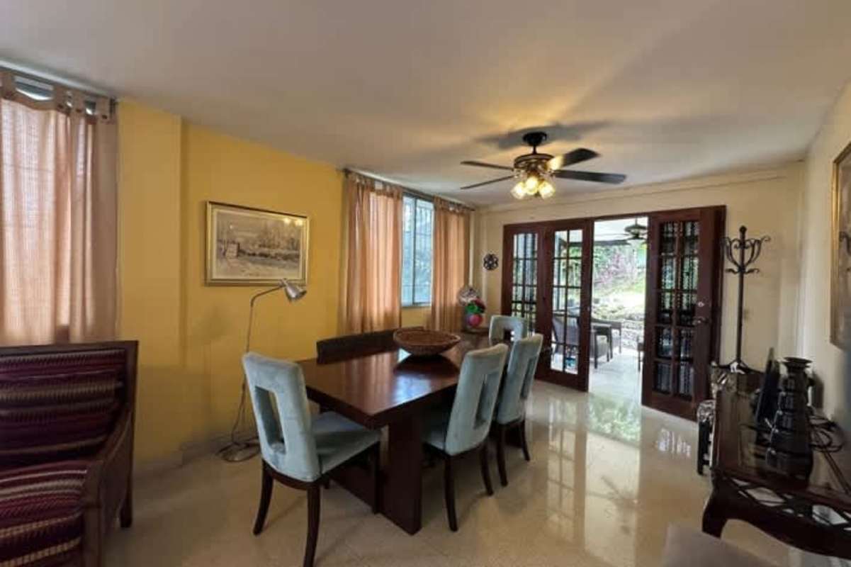 Covered outdoor patio with garden view Los Ángeles Betania house for sale