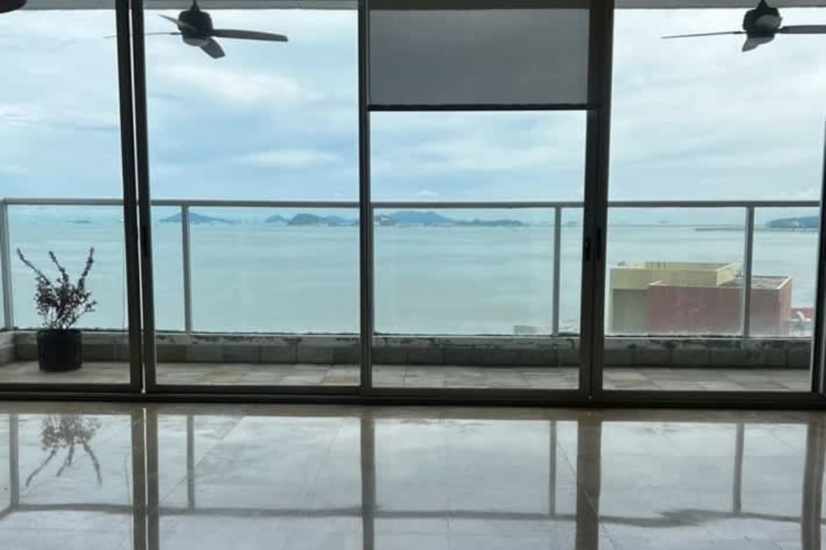 Spacious Italian kitchen with granite countertops Q Tower Punta Pacifica