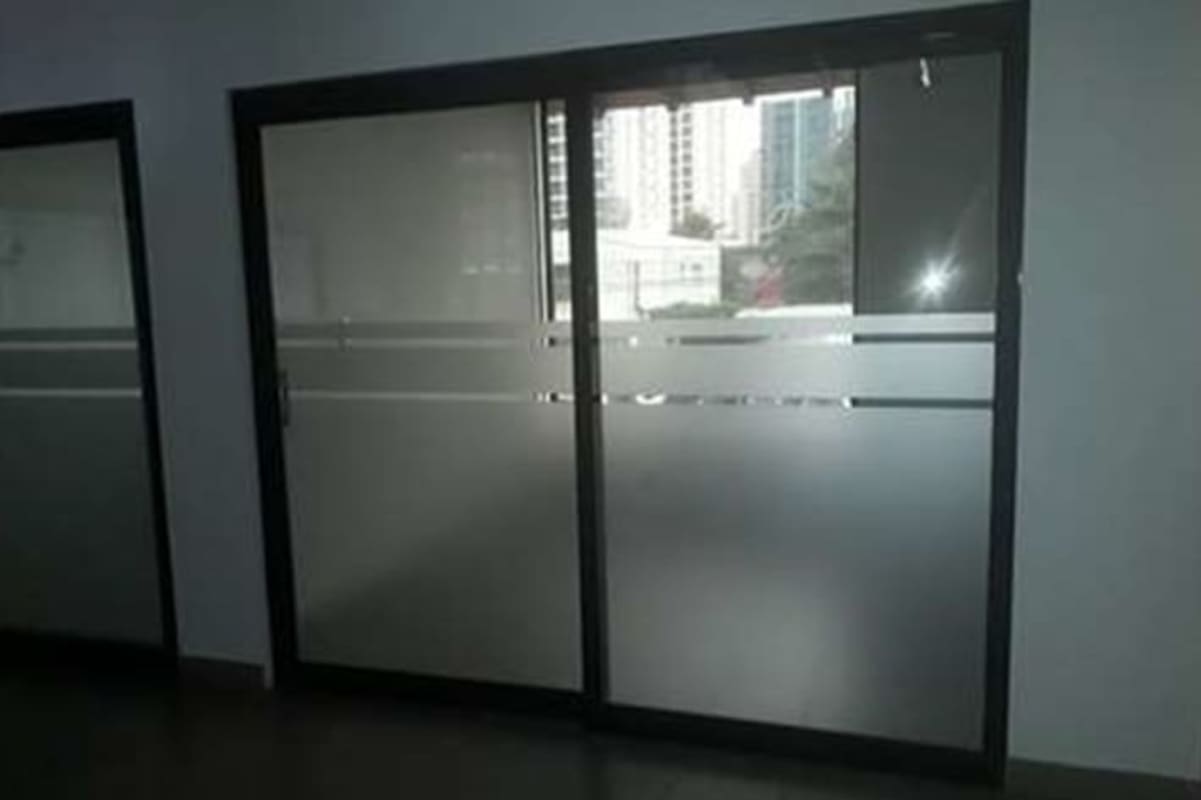 Parking area view of commercial two-story building for rent in Obarrio Panama