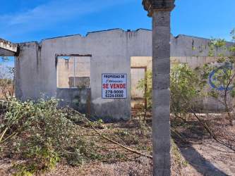 Concrete ruins with missing roof and 'For Sale' sign on residential land Penonomé Coclé