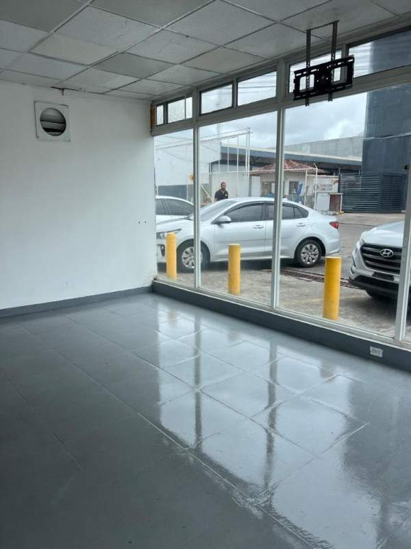 Streetview of visible commercial corner space with parking in Panama City