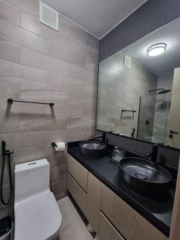Elegant bathroom with glass-enclosed shower and contemporary fixtures in PH Victory Wellness Panama