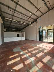 Shopping plaza exterior with retail units and parking in Arraiján Panama