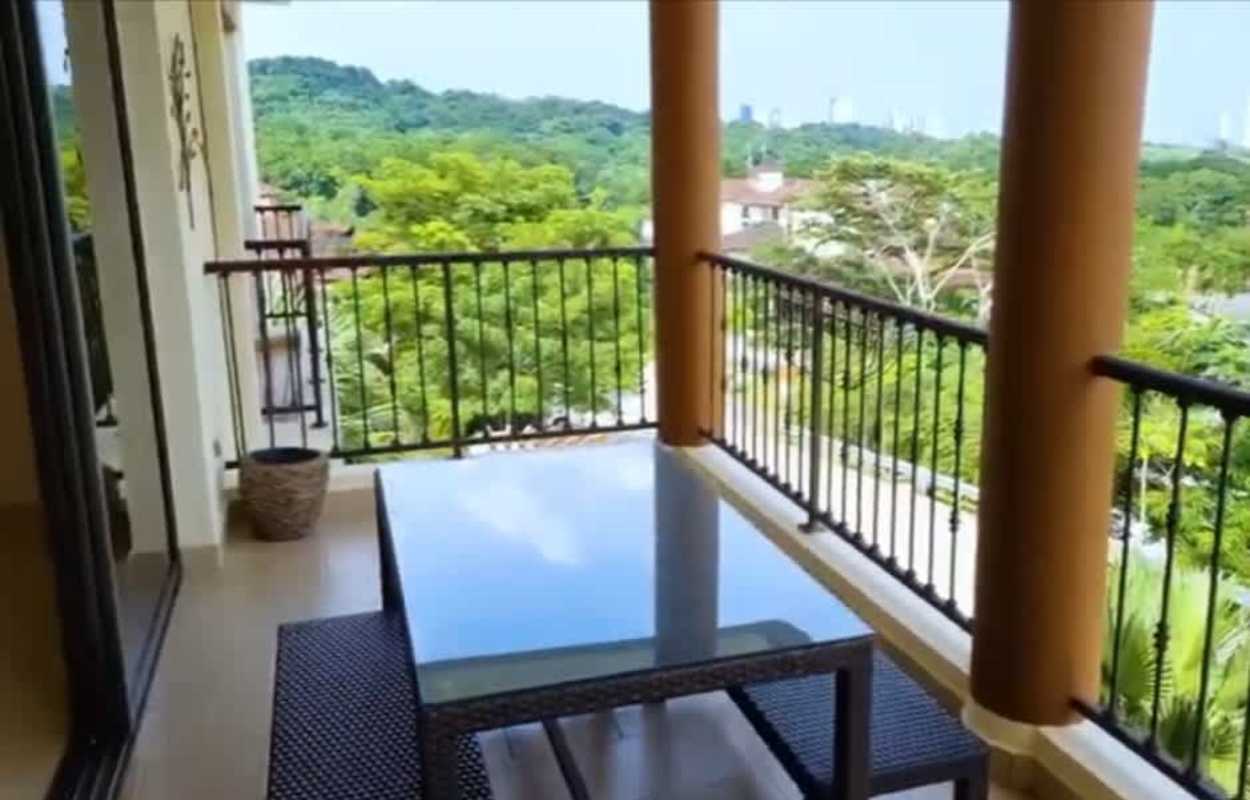 Expansive living lounge vaulted ceiling embassy club clayton panama