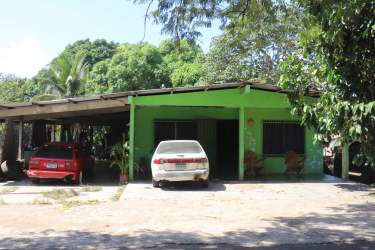 House with large residential lot, mature trees, shaded parking area Parita Panama