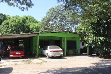 Entrance with terrace and driveway in residential house La Arena Chitré Panama