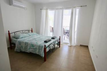 Minimalist bedroom with patio access and air conditioning Paraíso Village Coronado Panama