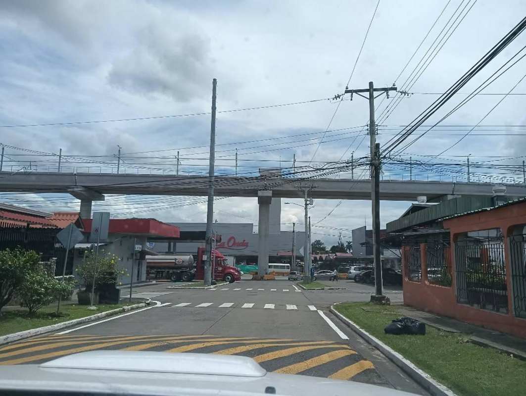 Covered front terrace space in house Las Cumbres Panama City