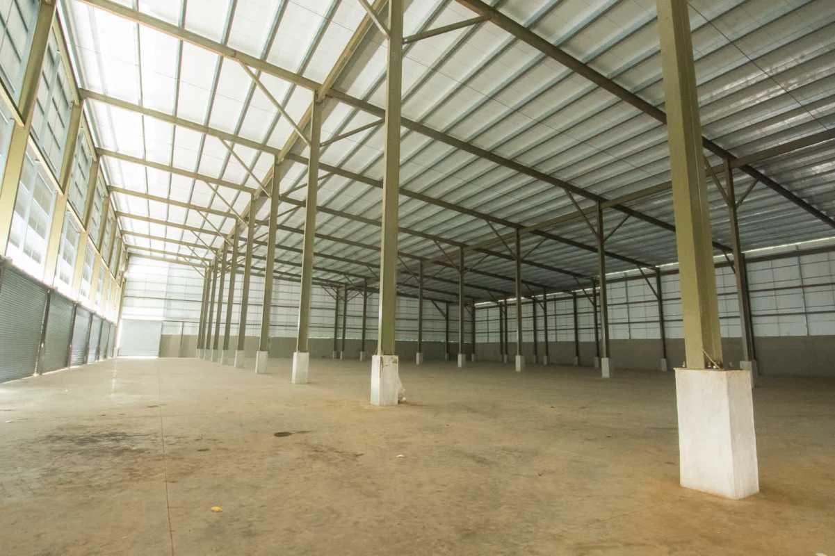 Empty industrial warehouse interior with 14-meter high insulated ceiling Panama City